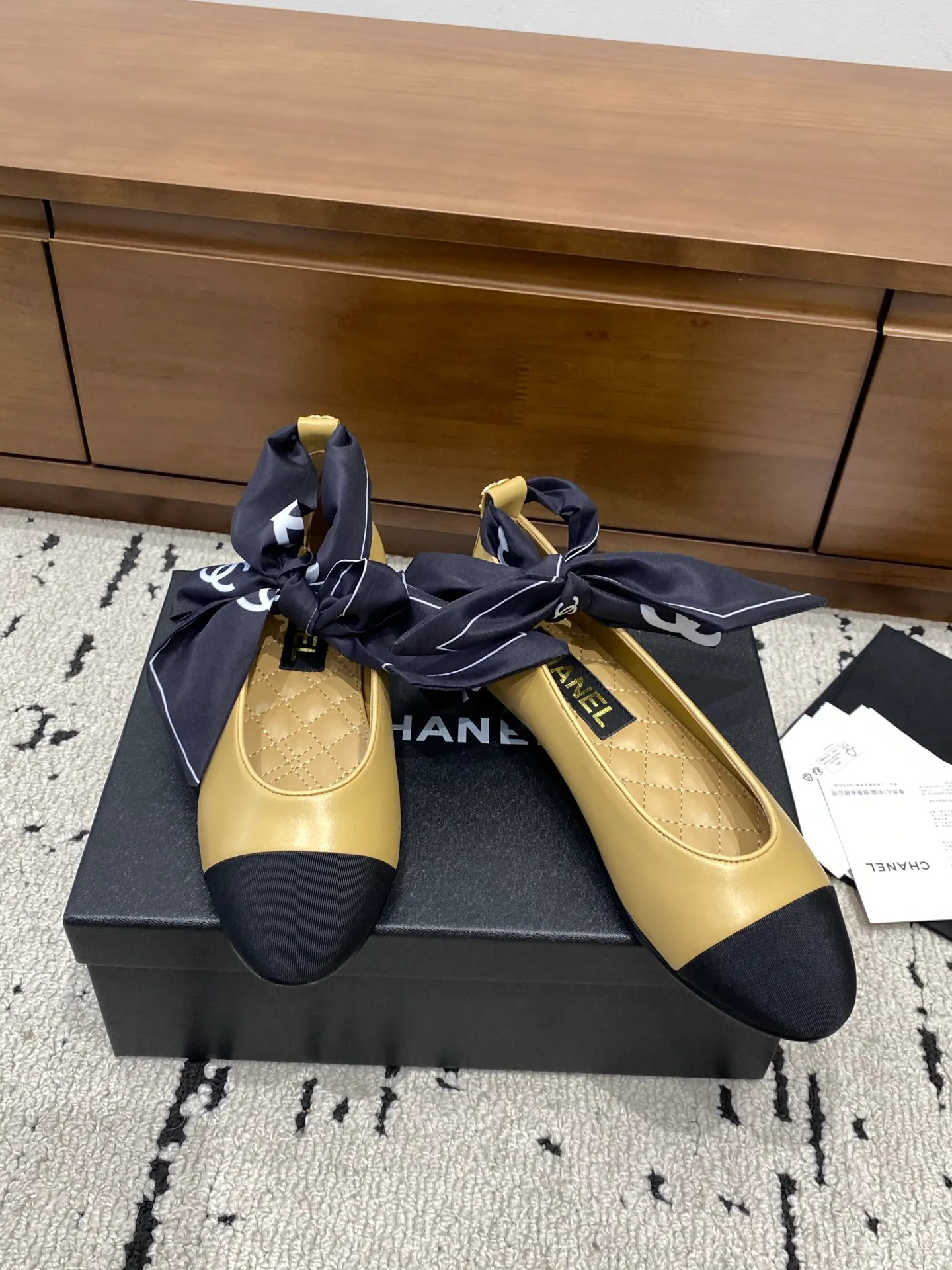 👟👟Ex-factory price 580👟👟 🍀CHANEL2026 early autumn new model, Mary Jane leather cover Chanel Xiaoxiang C home flat ribbon 🎀Comfortable ballet shoes Customized catwalk haute couture, simple yet sweet and playful Solid color fabric is refreshing and easy to wear Buckle design shoes are more heeling Upper: Customized sheepskin Inner foot pad: sheepskin Sole: Italian genuine leather sole Number of yards: 35-40 (customized 40 pieces are non-refundable)
